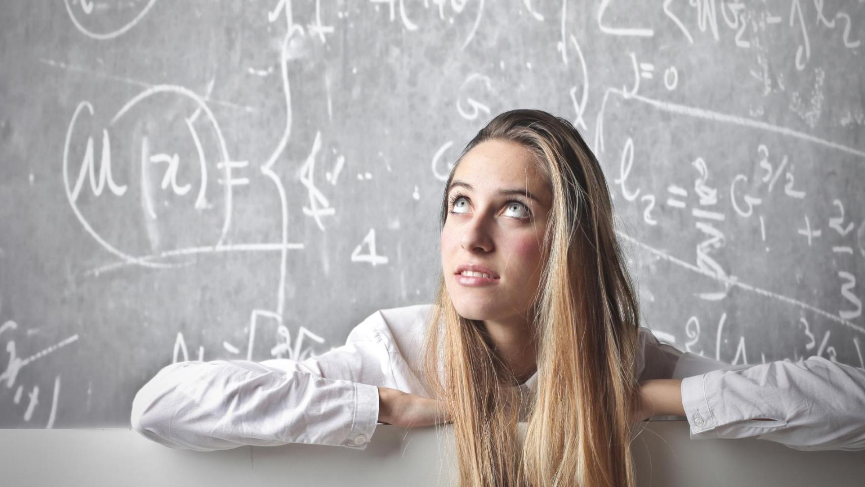 Persona con una pizarra con números