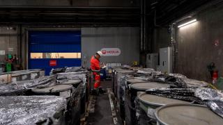 Un trabajador de Veolia en un almacén