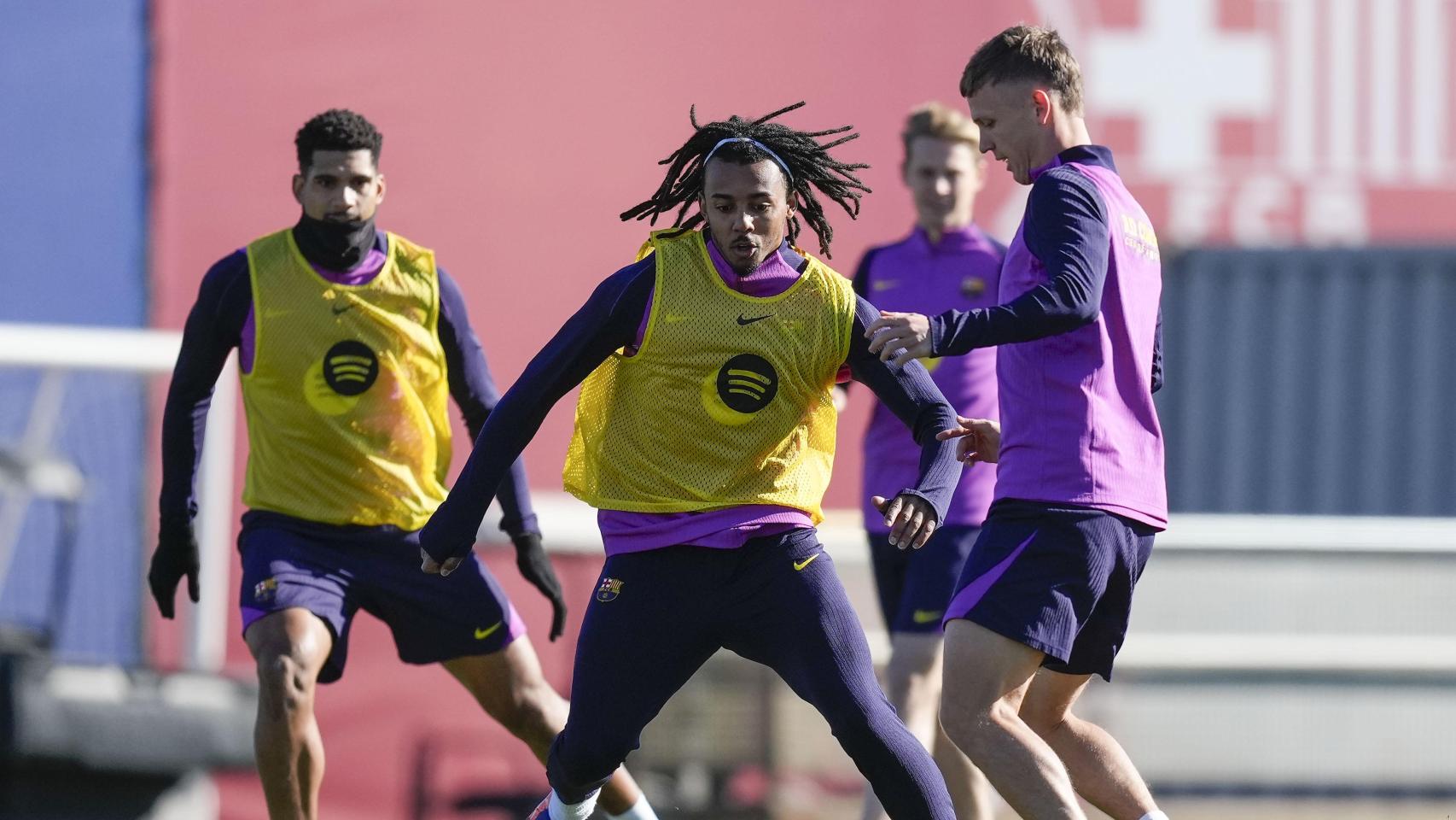 Dani Olmo controla el balón en un entrenamiento del Barça, defendido por Jules Koundé y Ronald Araujo