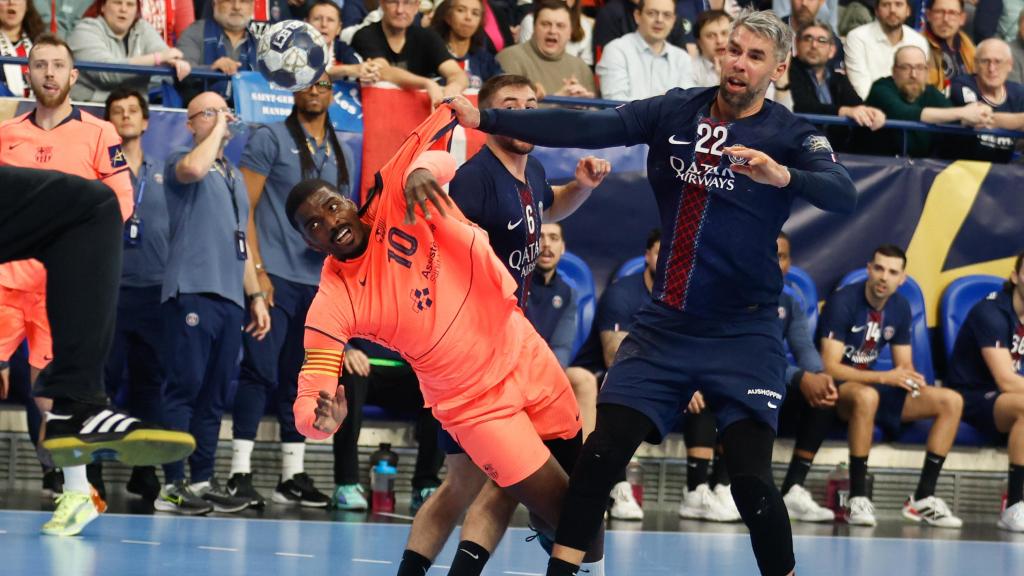 Dika Mem realiza un lanzamiento en el PSG-Barça de balonmano