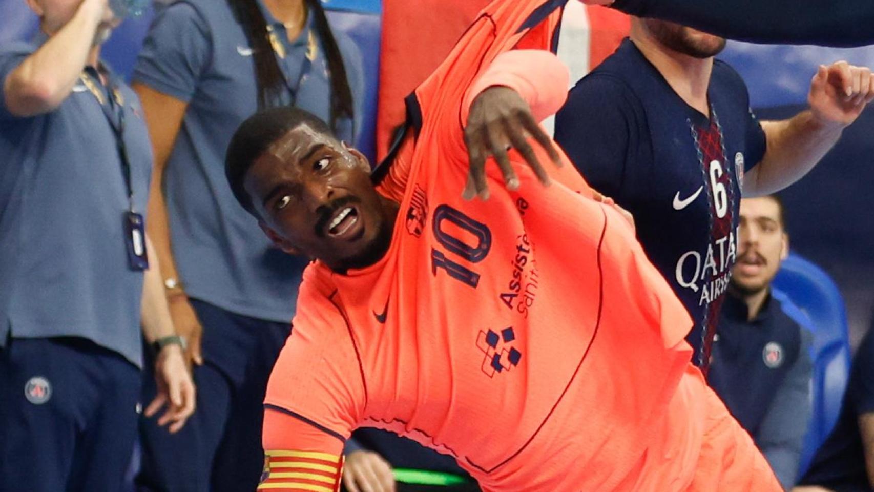 Dika Mem realiza un lanzamiento en el PSG-Barça de balonmano