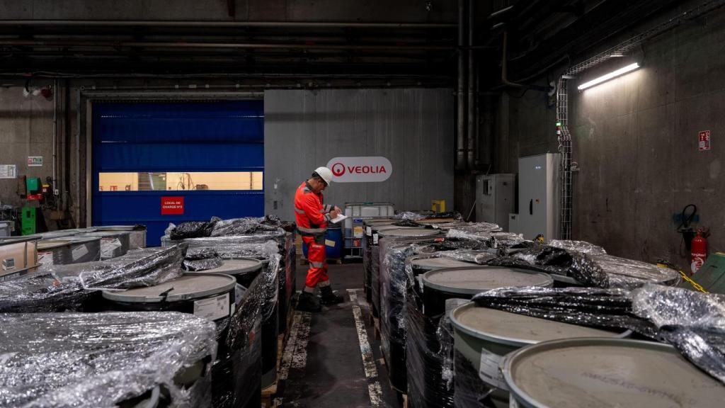 Un trabajador de Veolia en un almacén