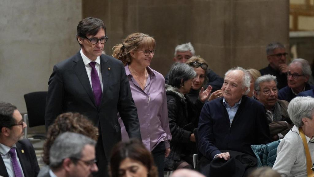 La hija de Ernest Lluch, Eulàlia Lluch y el presidente de la Generalitat, Salvador Illa, durante el acto por los 25 años del asesinato de Ernest Lluch