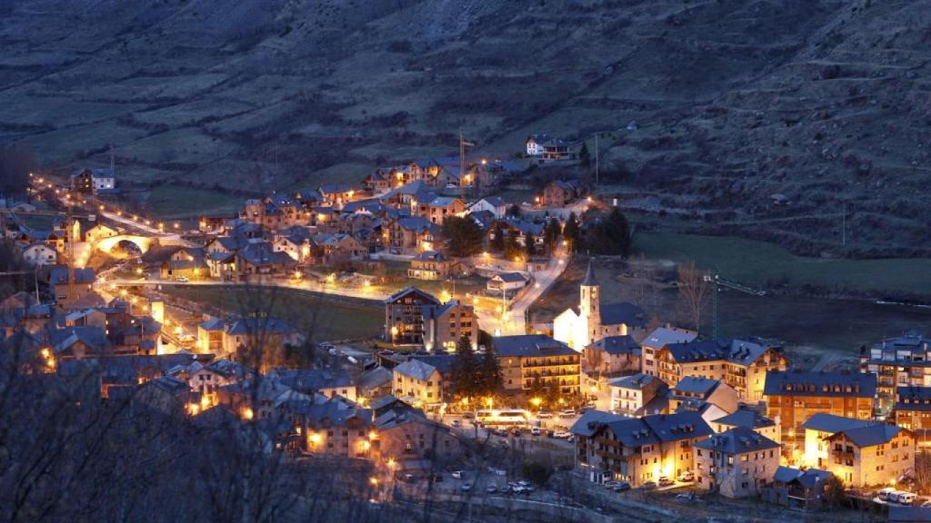 Espot il·luminat a la nit vist des d'un pla aeri