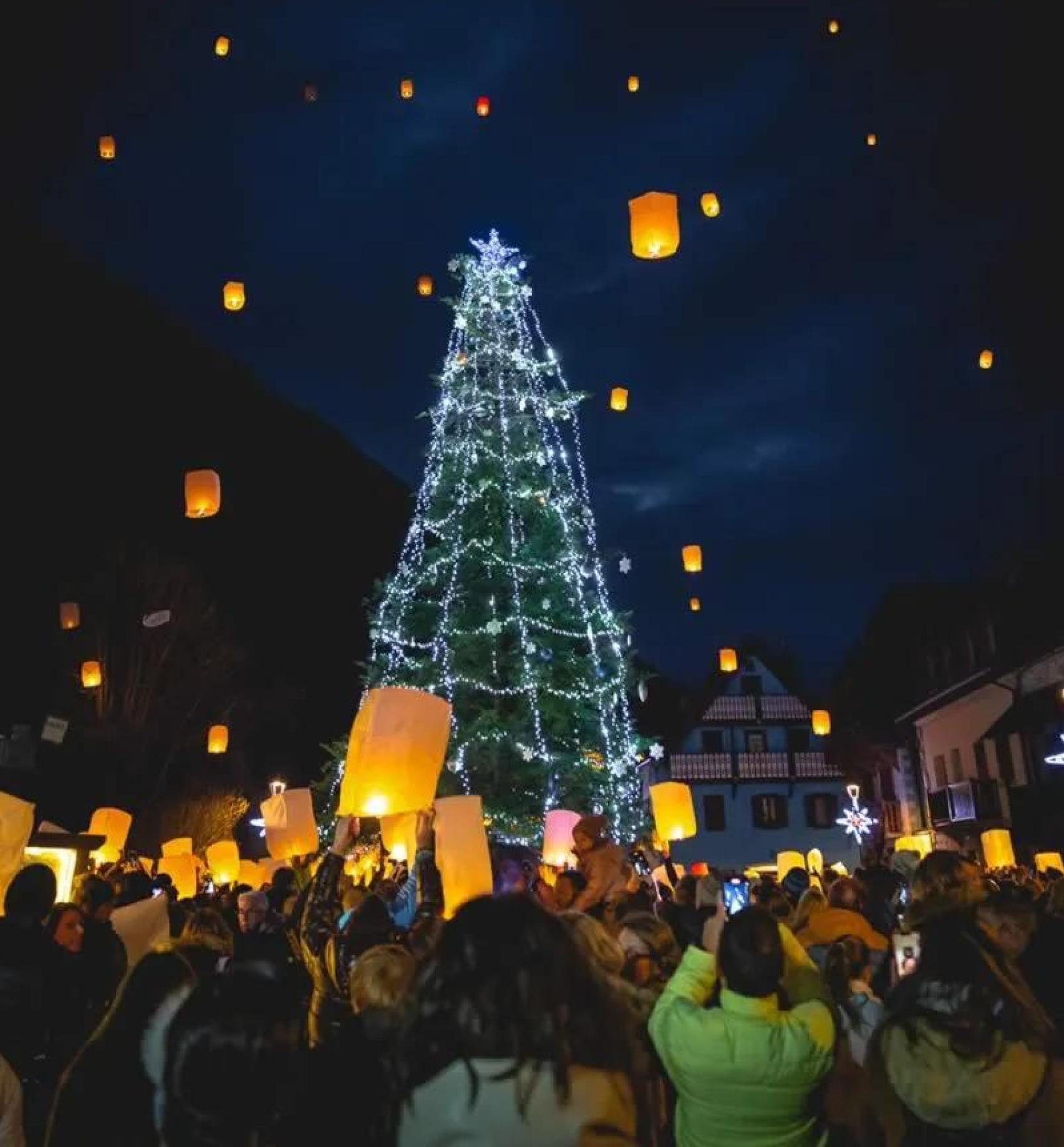 Encesa de l'arbre de Nadal d'Arties amb els fanalets