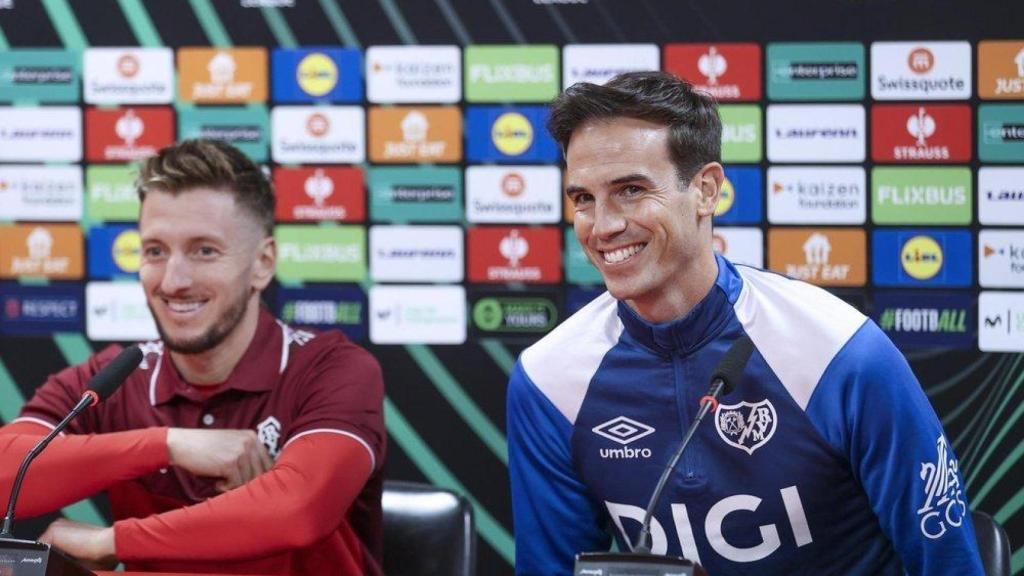 Iván Balliu amb el seu entrenador, Iñigo Pérez, en una roda de premsa prèvia a un partit de Conference League