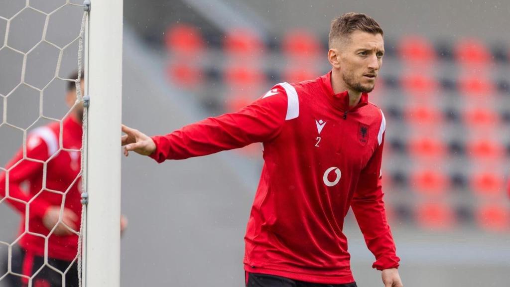 Iván Balliu en un entrenament amb Albània