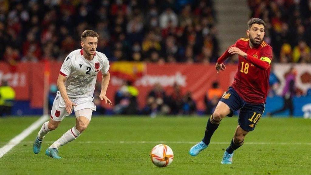 Iván Balliu amb Jordi Alba en un Albània-Espanya