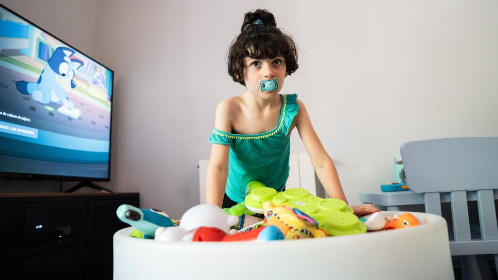 Lia enseña sus juguetes favoritos