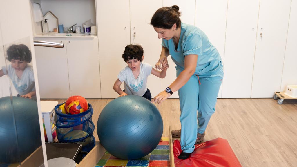 La Lia i la Sara Marín, durant una sessió de fisioteràpia