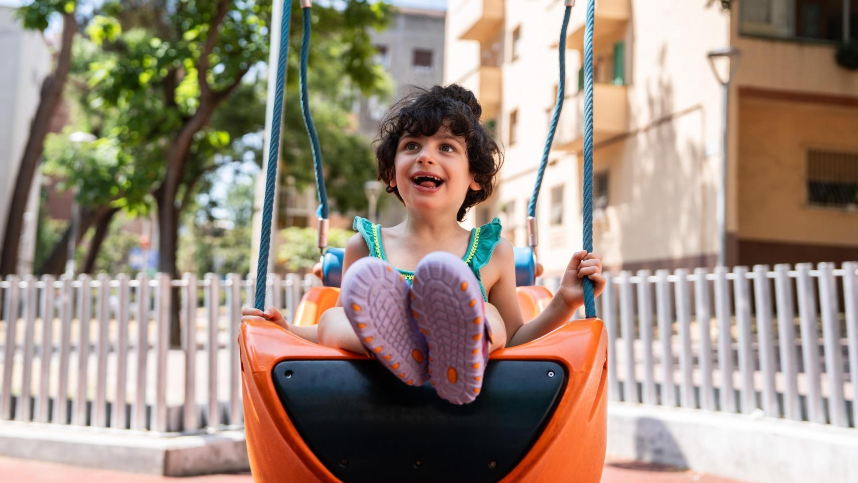 Lia, en un columpio adaptado, en un parque de Barcelona