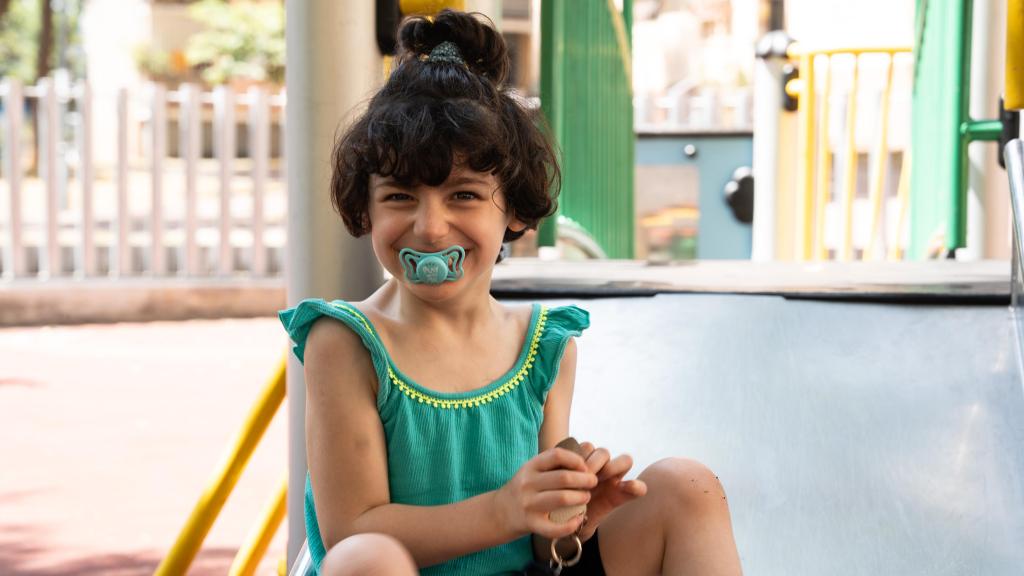 La Lia juga en un tobogan