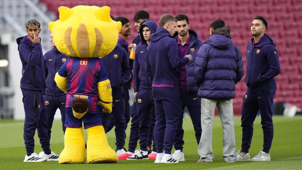Los futbolistas del Barça y la mascota del club, antes del partido