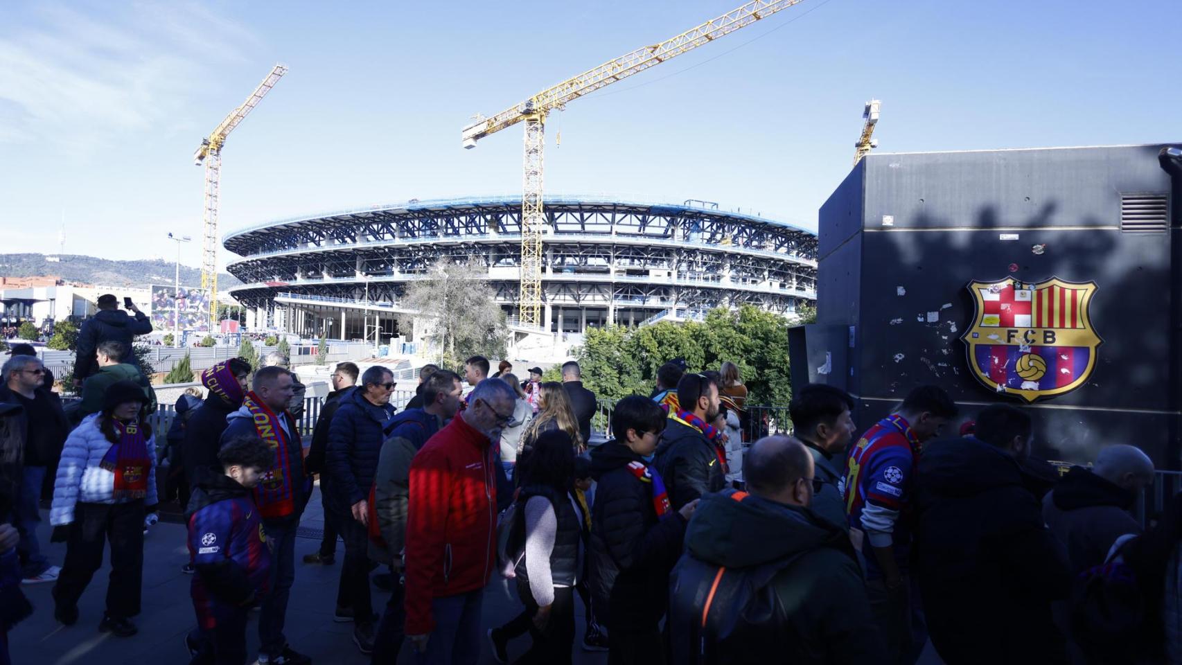 Aficionados del Barça acceden al Camp Nou
