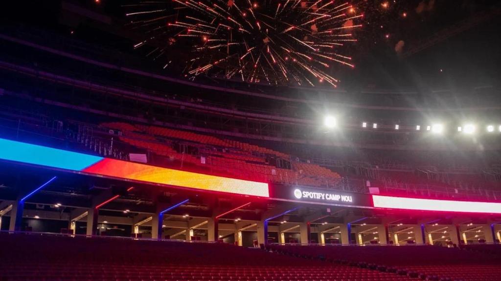 Fuegos artificiales y grada de Gol Nord