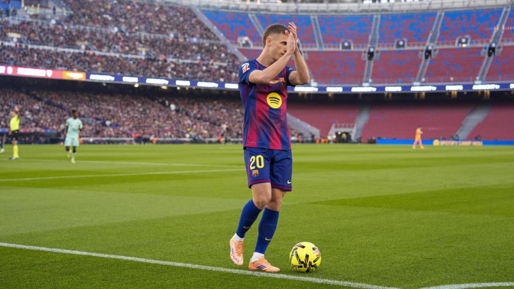 Dani Olmo aplaudeix la graderia al Camp Nou durant el Barça-Athletic