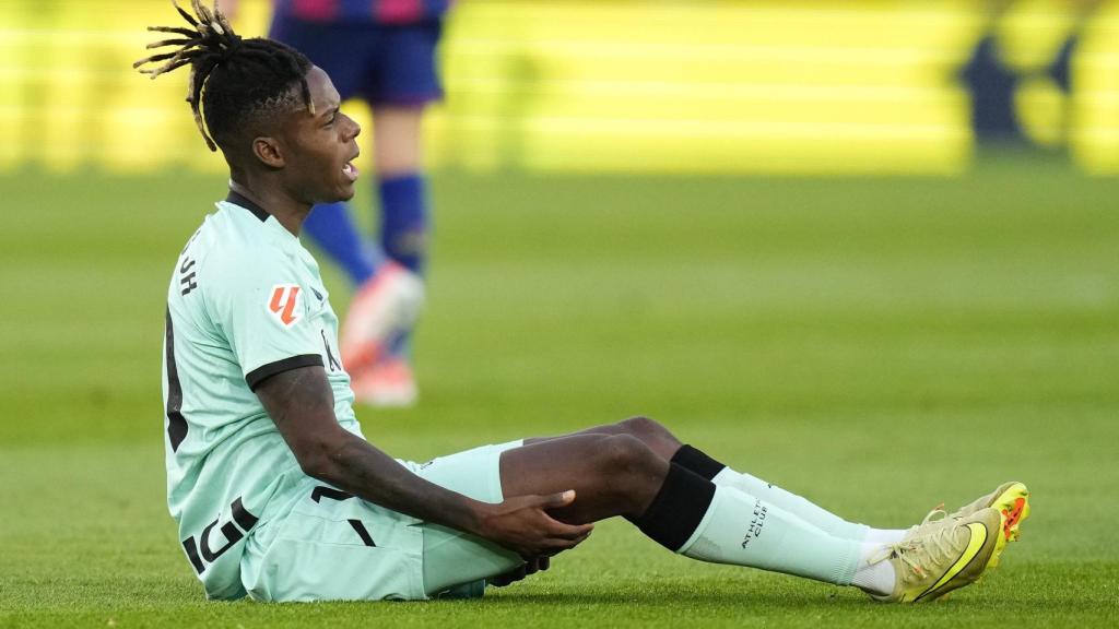 Nico Williams, tendido sobre el césped en el Barça-Athletic Club