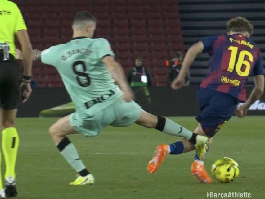 Oihan Sancet, expulsado tras una patada por detrás a Fermín López en el Barça-Athletic