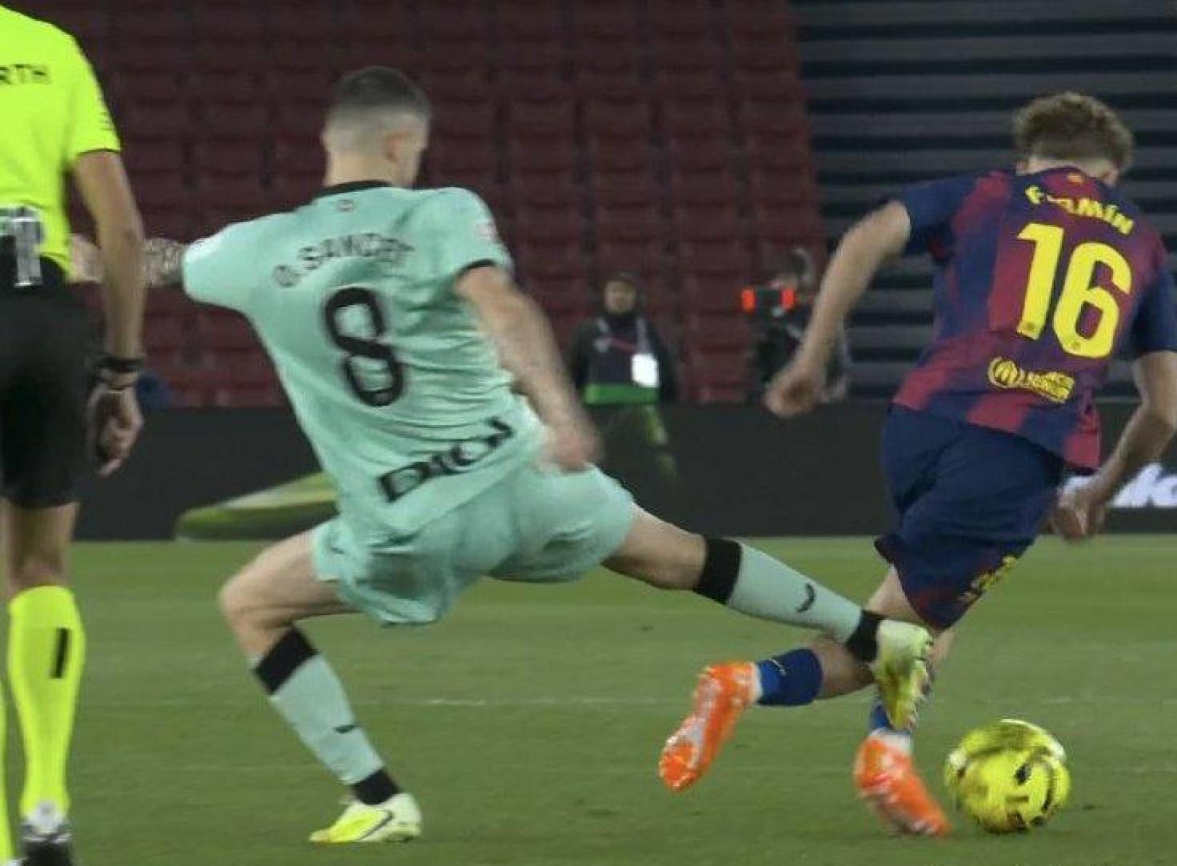 Oihan Sancet, expulsado tras una patada por detrás a Fermín López en el Barça-Athletic