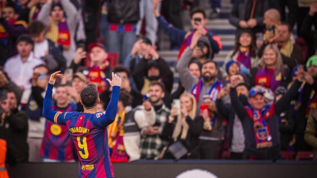Robert Lewandowski celebra un gol ante la grada del Camp Nou durante el Barça-Athletic