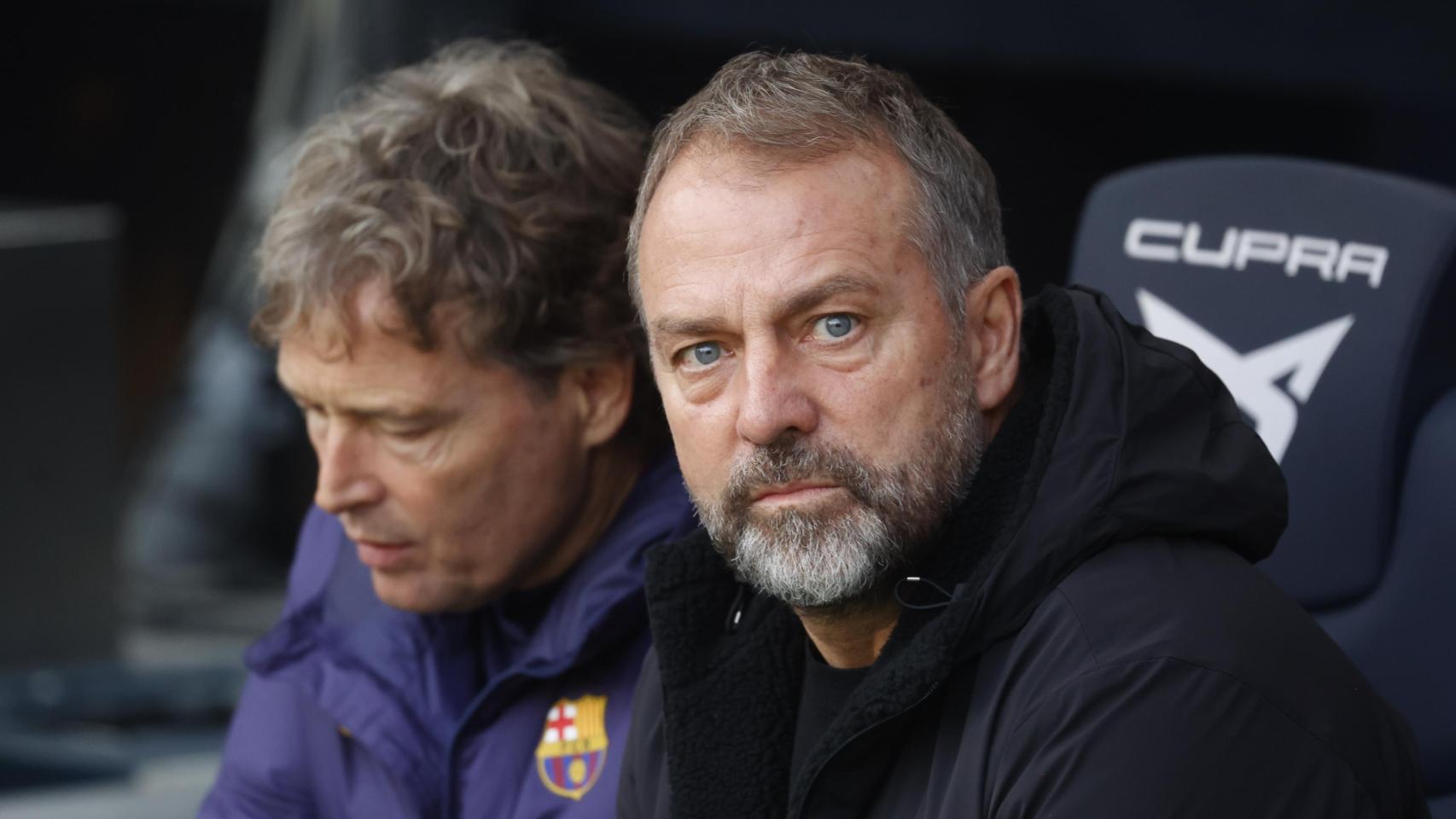 Hansi Flick y Marcus Sorg, en el banquillo durante el Barça-Athletic Club