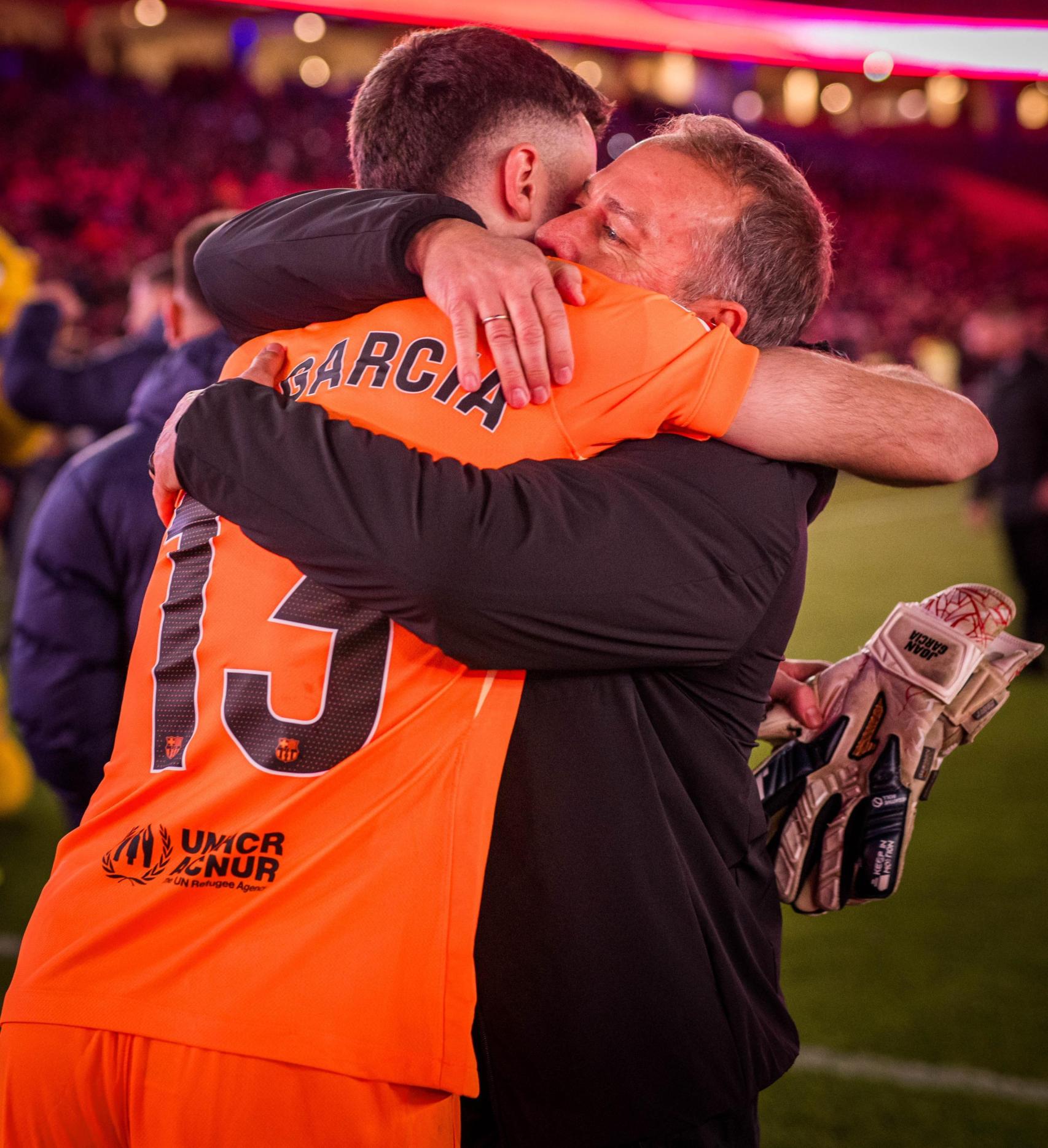 Hansi Flick abraza emocionado a Joan García tras la victoria en el Barça-Athletic