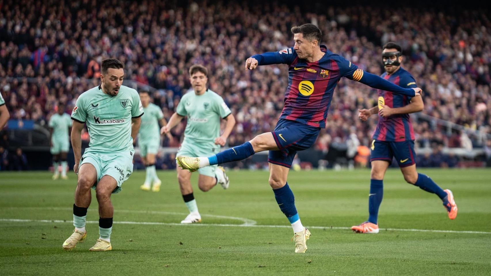 Robert Lewandowski realiza un remate en el Barça-Athletic