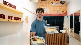 Roger Bettosini, CEO de 99cheesecake en la tienda de calle Aribau en Barcelona