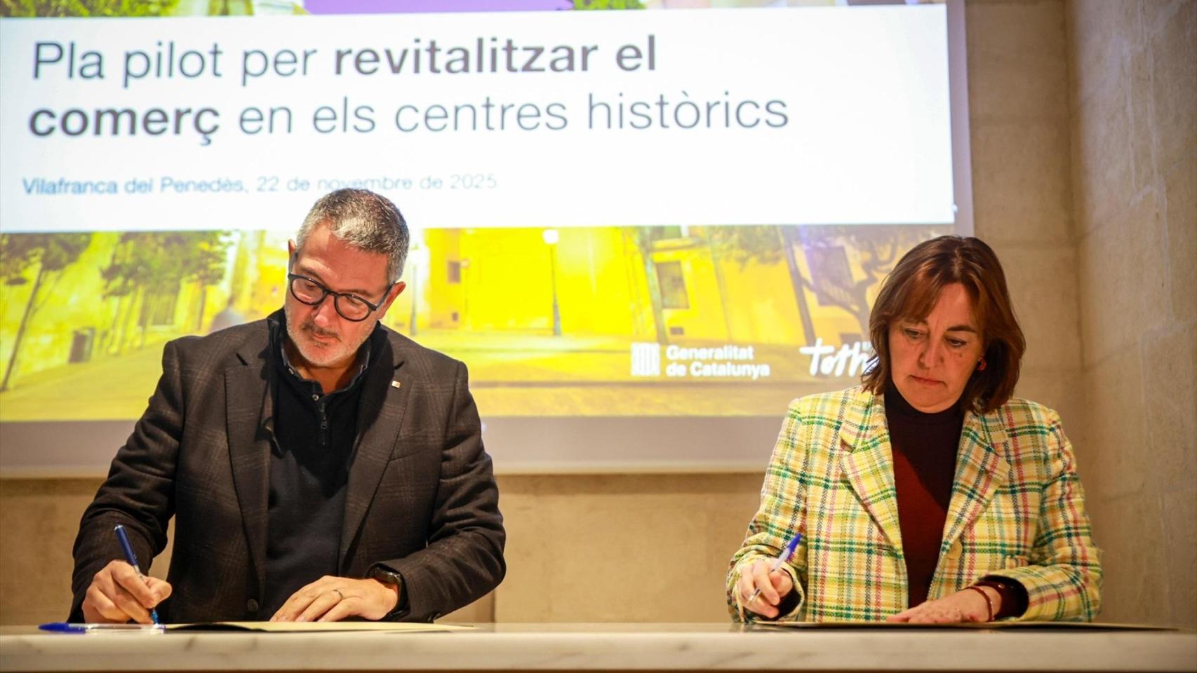 Los consellers de Empresa y Territorio, Miquel Sàmper y Sílvia Paneque, en la firma del plan piloto para revitalizar el comercio de centros históricos
