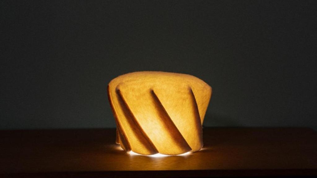 Una petita làmpada produïda amb llana