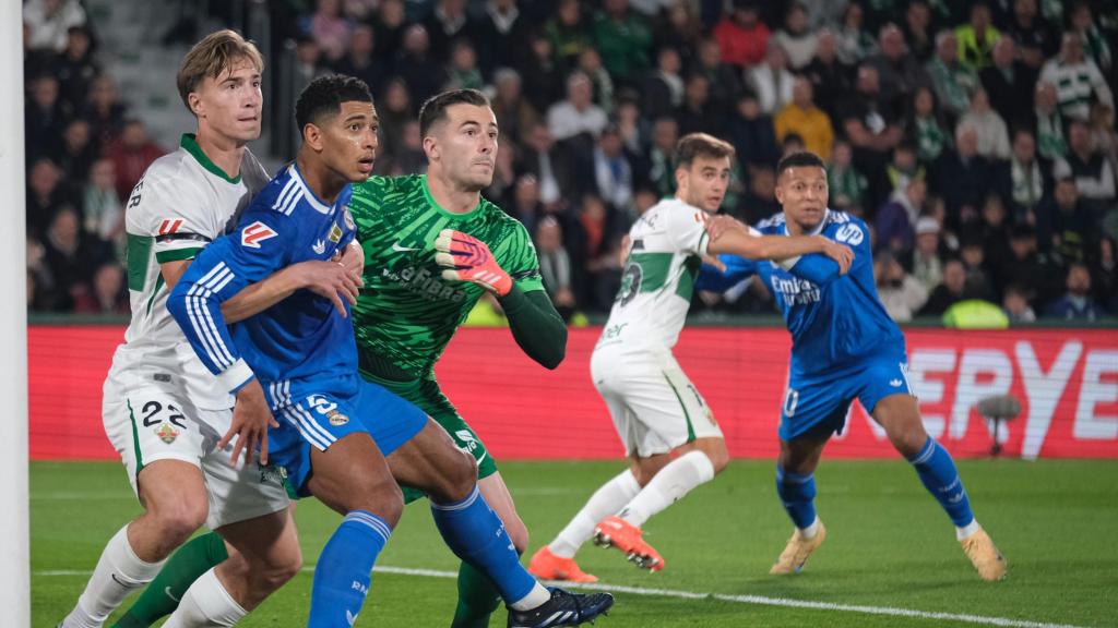 Iñaki Peña pugna con Jude Bellingham durante el Elche-Real Madrid