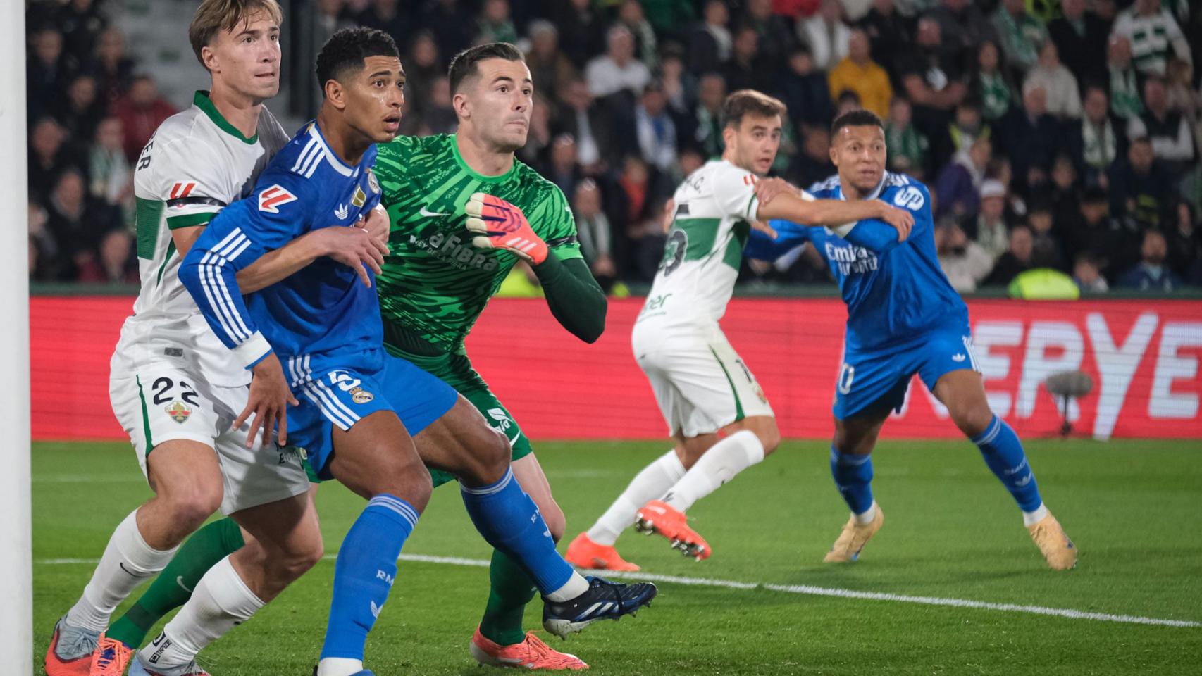 Iñaki Peña pugna con Jude Bellingham durante el Elche-Real Madrid
