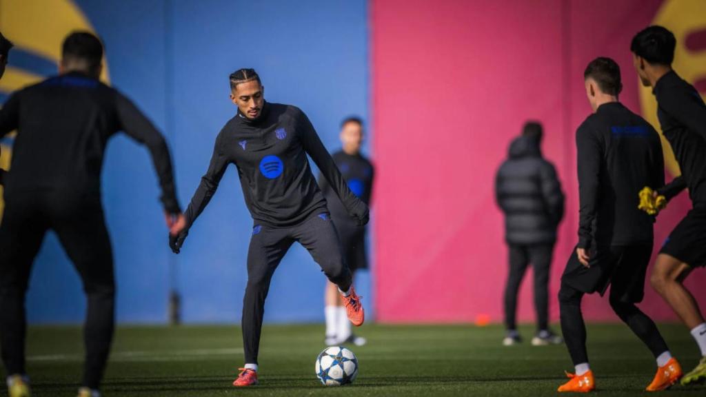 Raphinha controla el balón en un entrenamiento del Barça, seguido por Marc Casadó y Marc Bernal