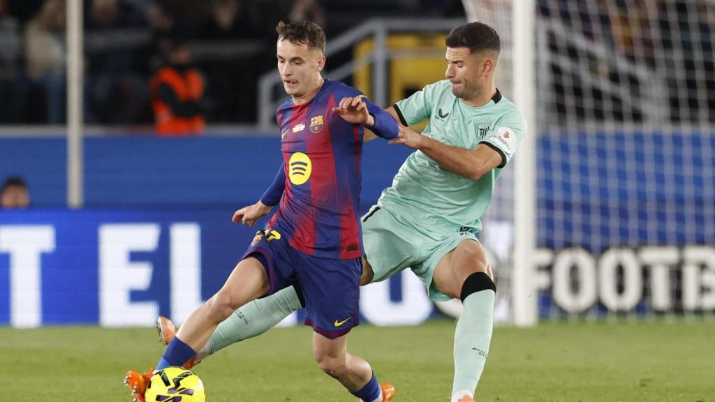 Marc Casadó, presionado por Yuri Berchiche en el Barça-Athletic Club