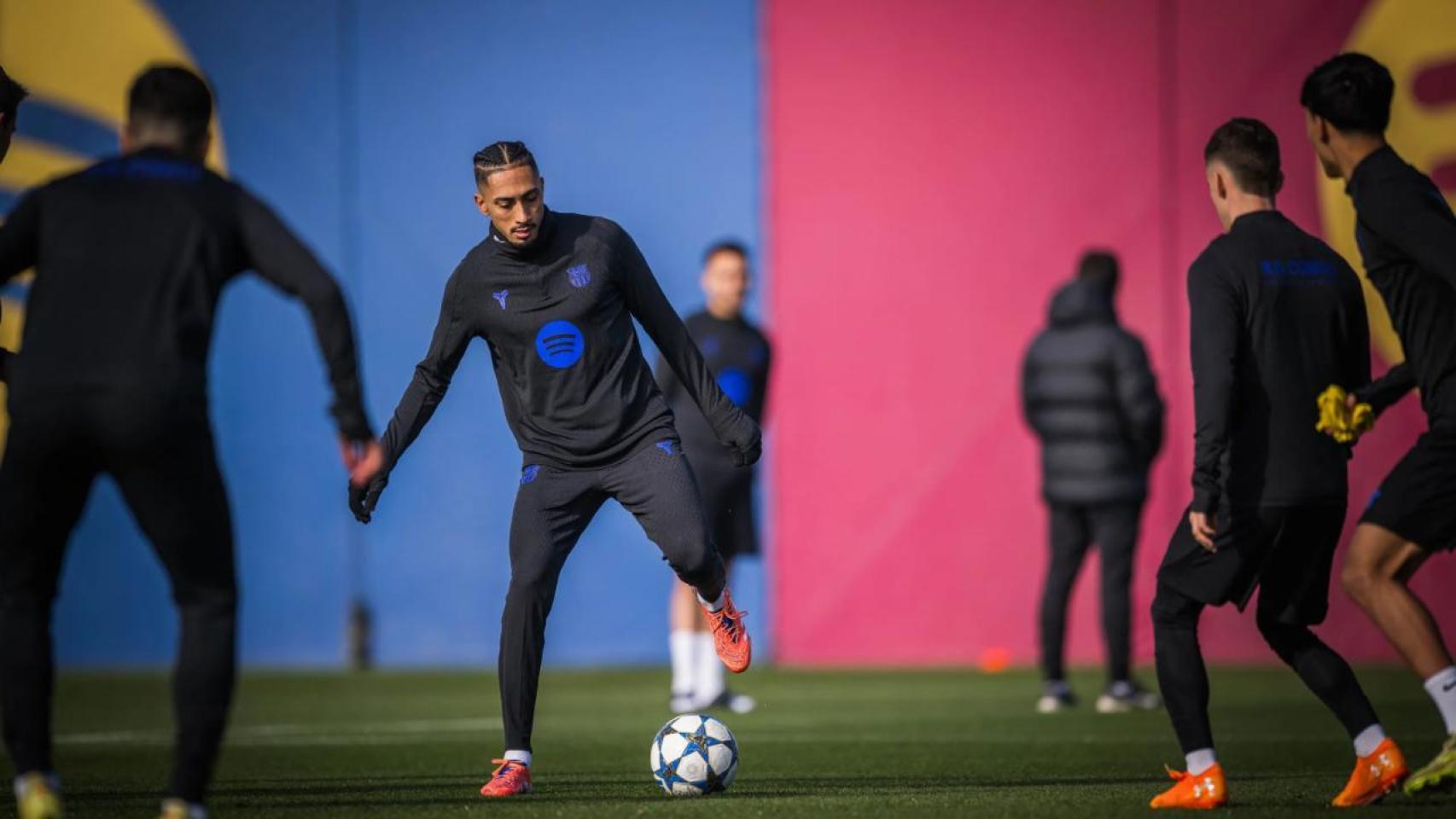 Raphinha controla el balón en un entrenamiento del Barça, seguido por Marc Casadó y Marc Bernal