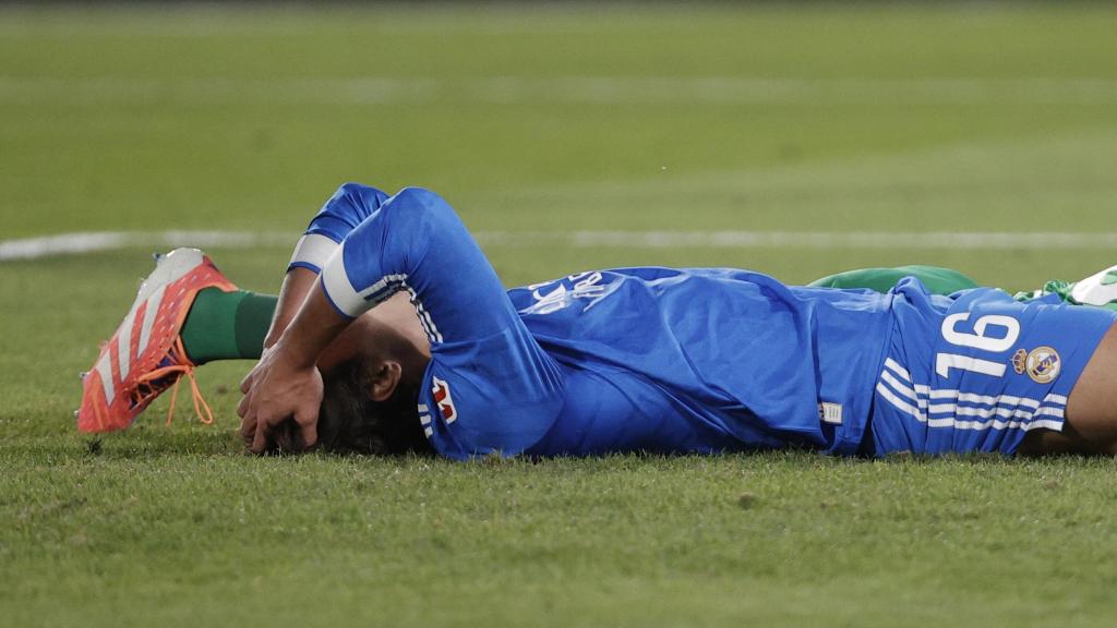 Gonzalo García se lamenta por una ocasión fallada ante Iñaki Peña en el Elche-Real Madrid