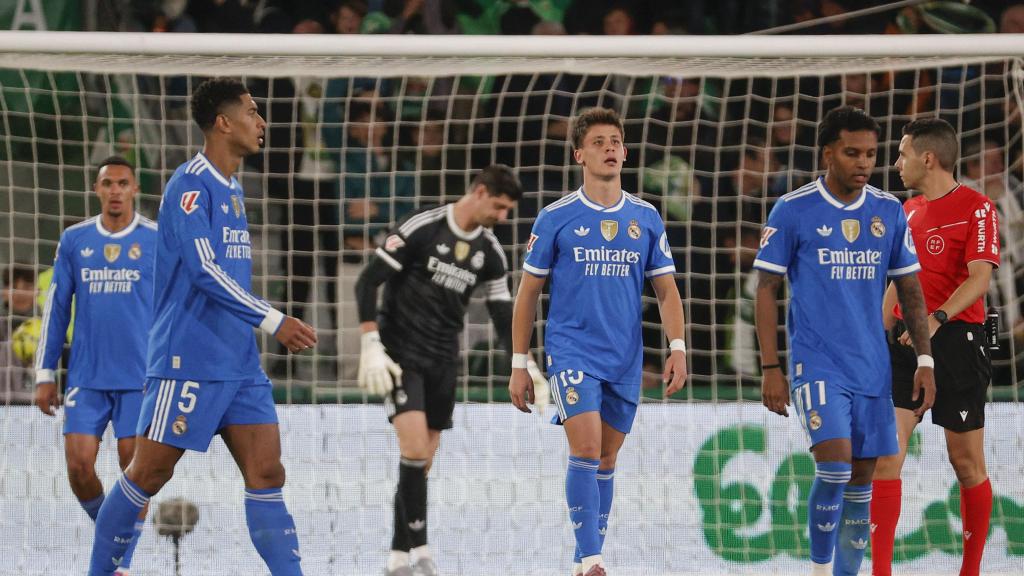 Los jugadores del Real Madrid, decepcionados tras un gol del Elche