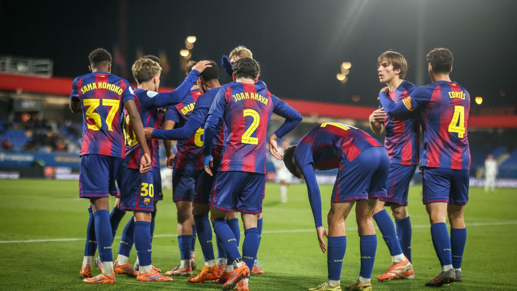 Los jugadores del Barça B celebran el gol de Ureña al Terrassa