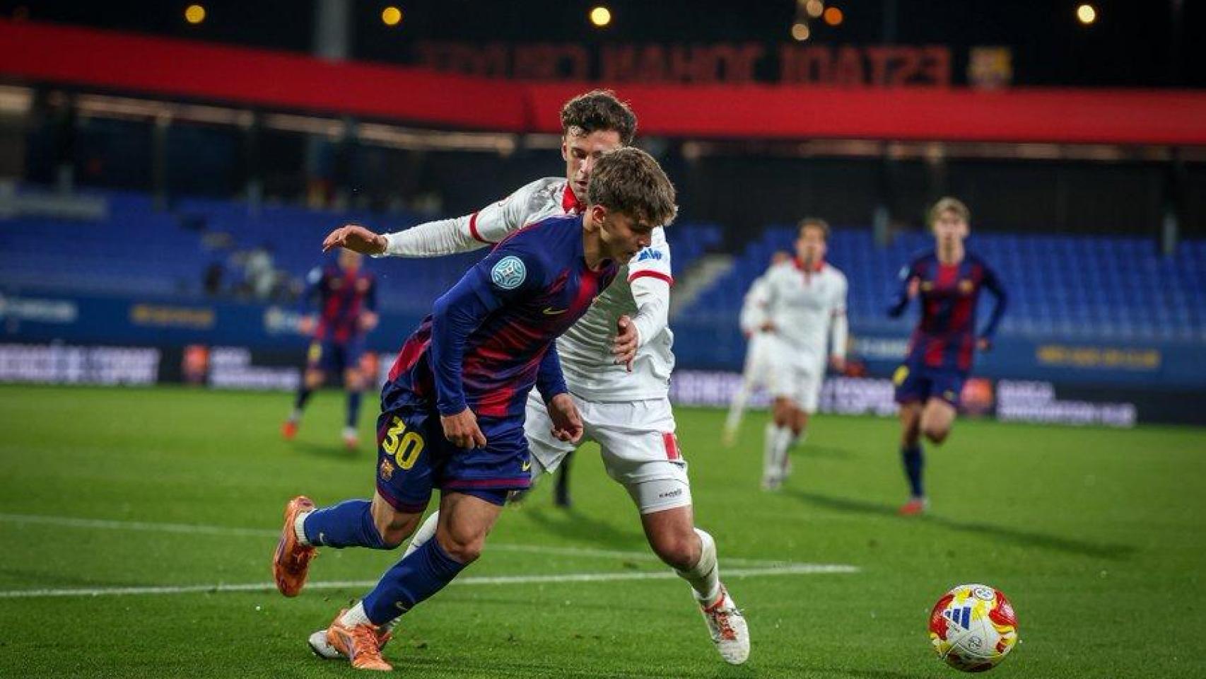 Juan Hernández intenta superar a un jugador del Terrassa