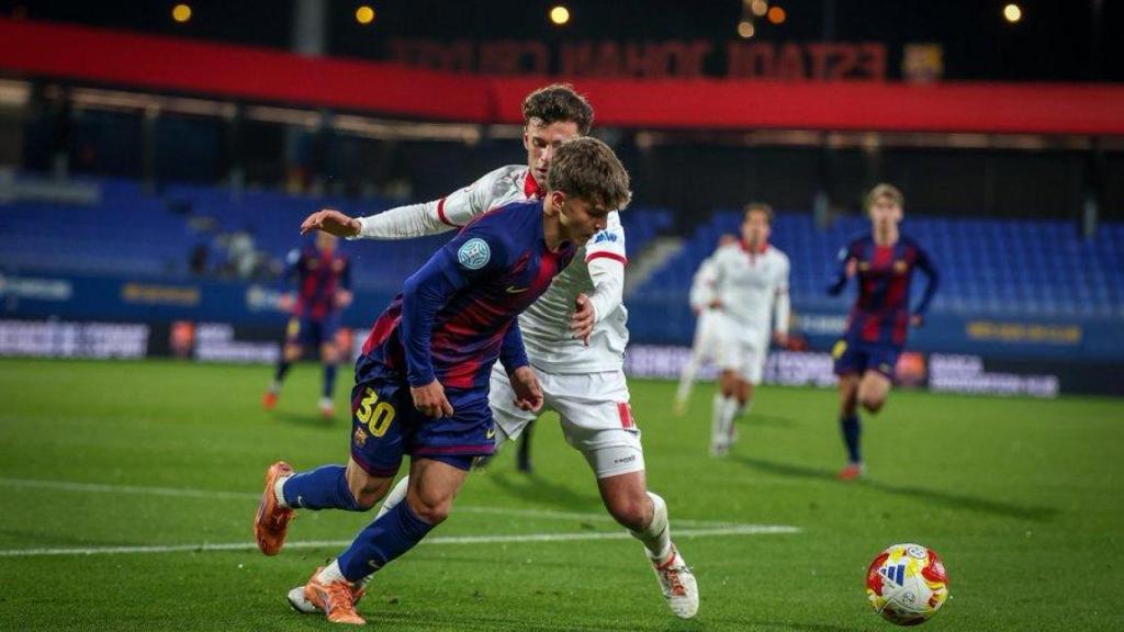 Juan Hernández intenta superar a un jugador del Terrassa