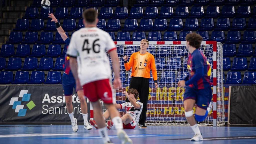 Viktor Hallgrimsson celebra una aturada en el Barça d'handbol-BM Nava de Lliga Asobal