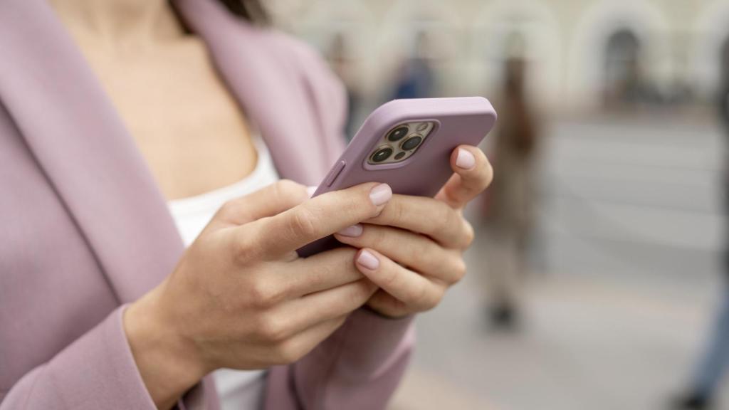 Una mujer sostiene un teléfono