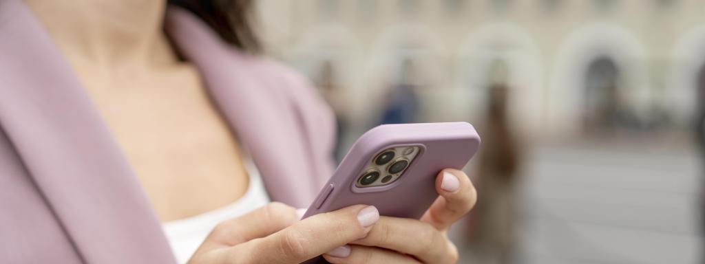 Una dona sosté un telèfon
