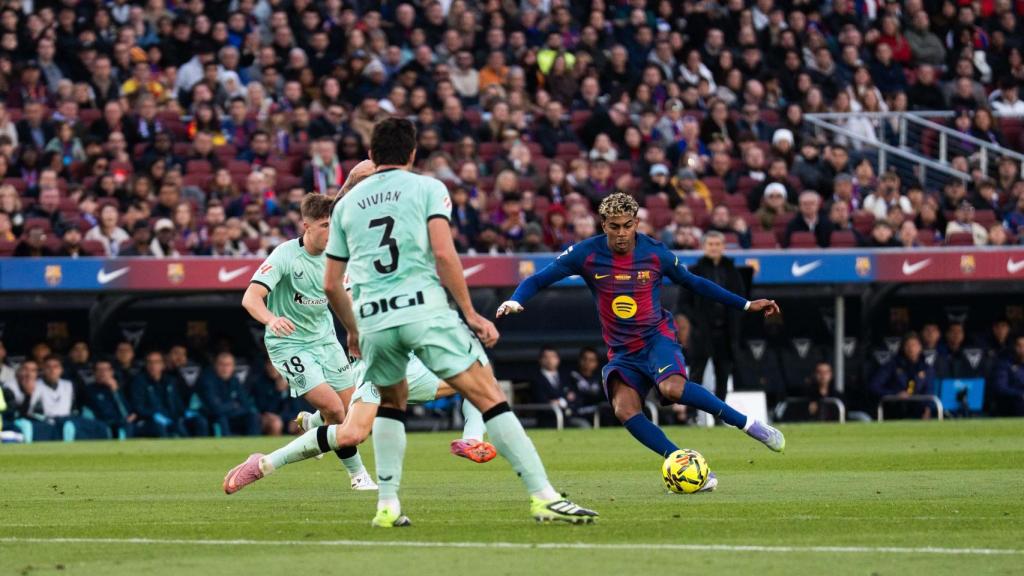 Lamine Yamal intenta un regate durante el Barça-Athletic
