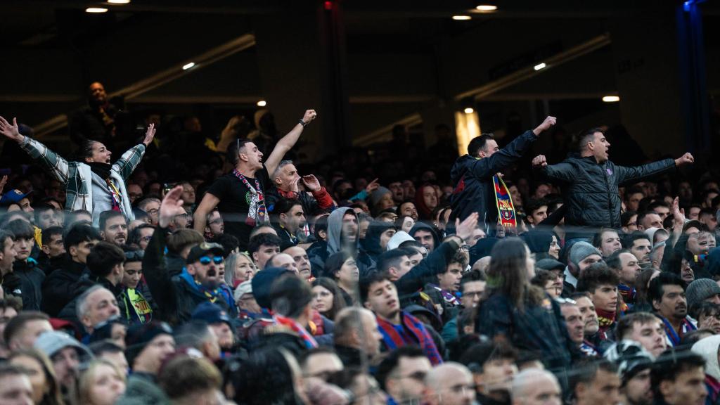 Algunos aficionados del Barça en el partido de la Liga contra el Athletic Club en el Spotify Camp Nou