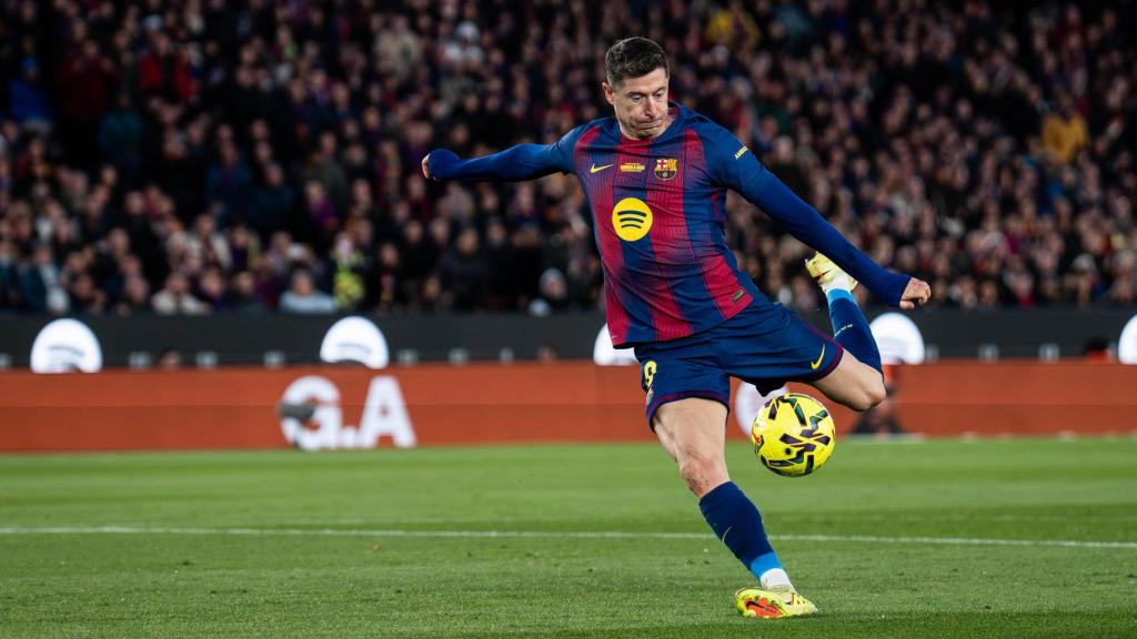 Robert Lewandowski remata un balón contra el Athletic
