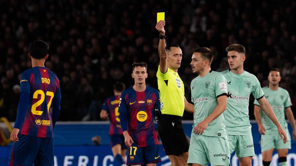 El árbitro amonesta a un jugador del Athletic Club en su partido contra el Barça en el Camp Nou