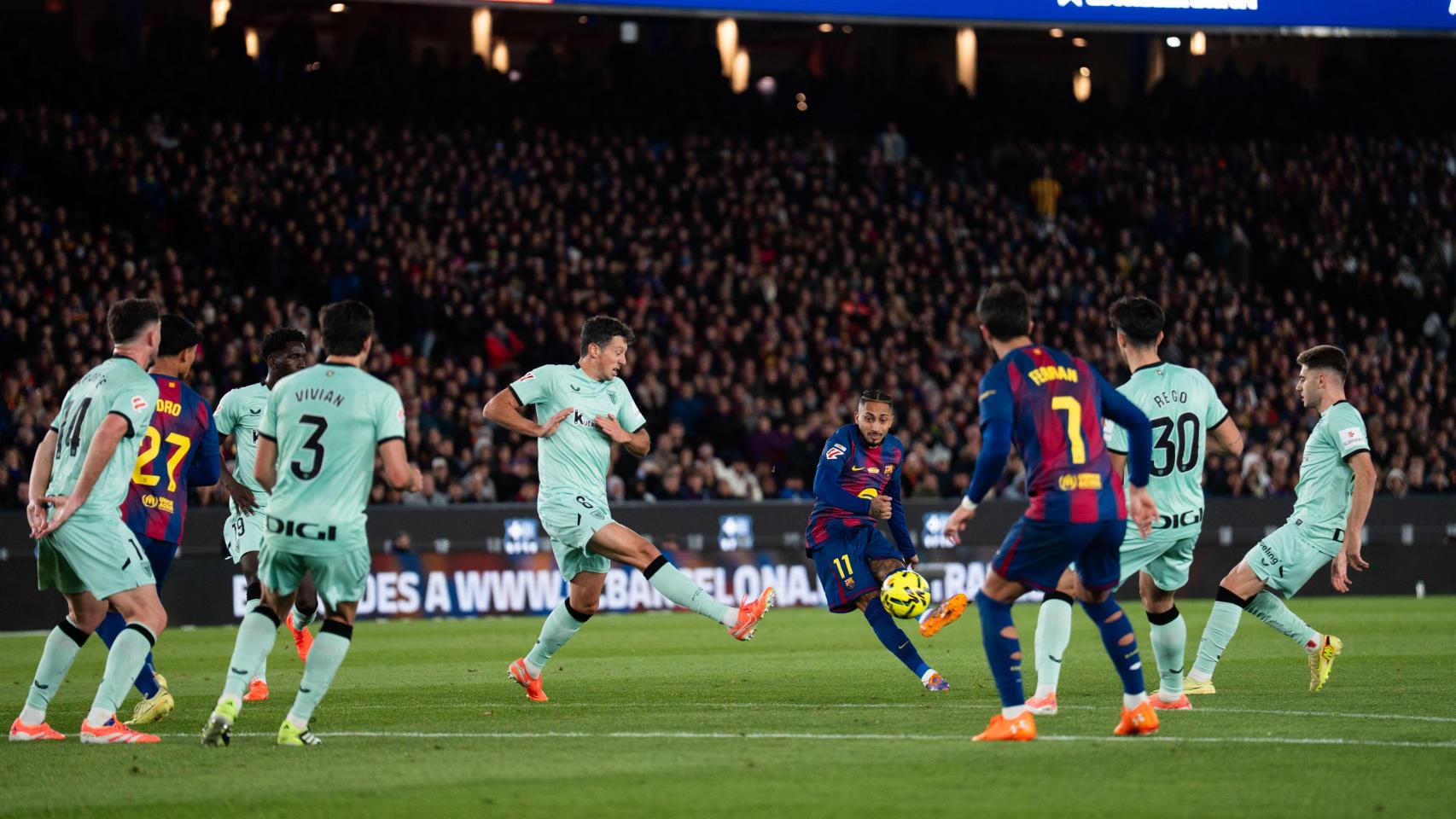 Raphinha lanza una falta durante el Barça-Athletic Club en el Spotify Camp Nou