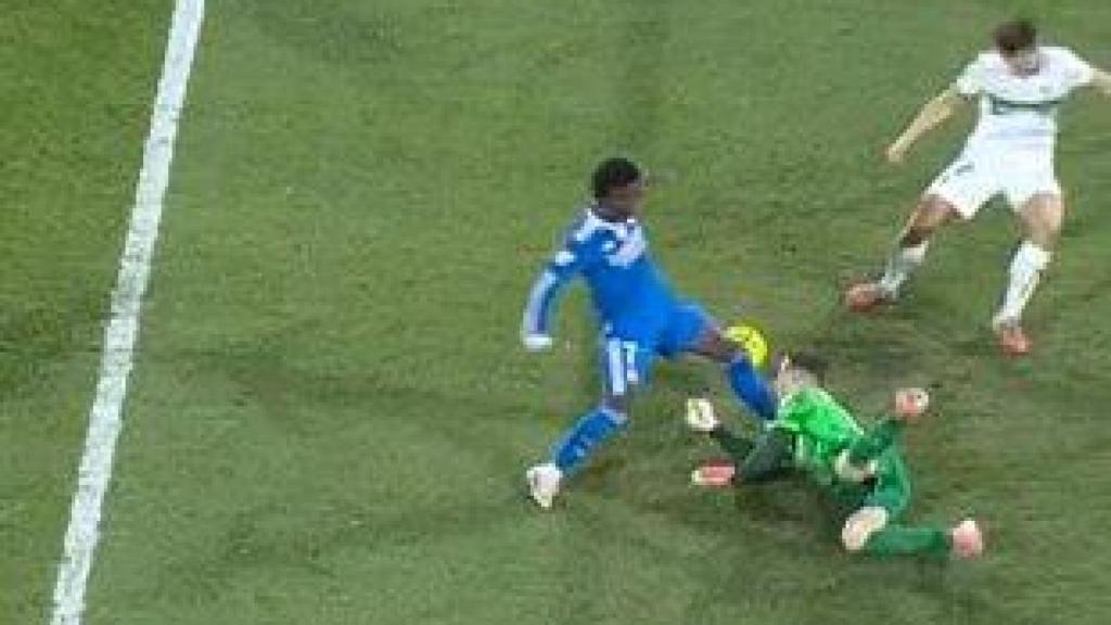 La falta no pitada de Vinicius Jr a Iñaki Peña que dejó con la nariz sangrando al guardameta