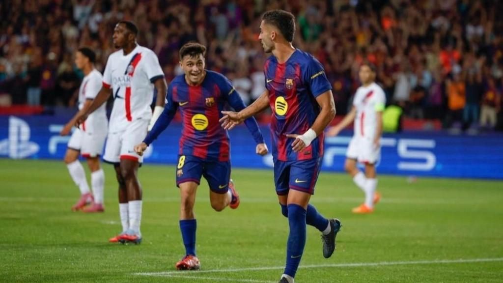 Ferran Torres i Pedri celebren el gol davant el PSG